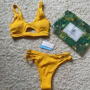 Brand NEW textured high leg bikini Small